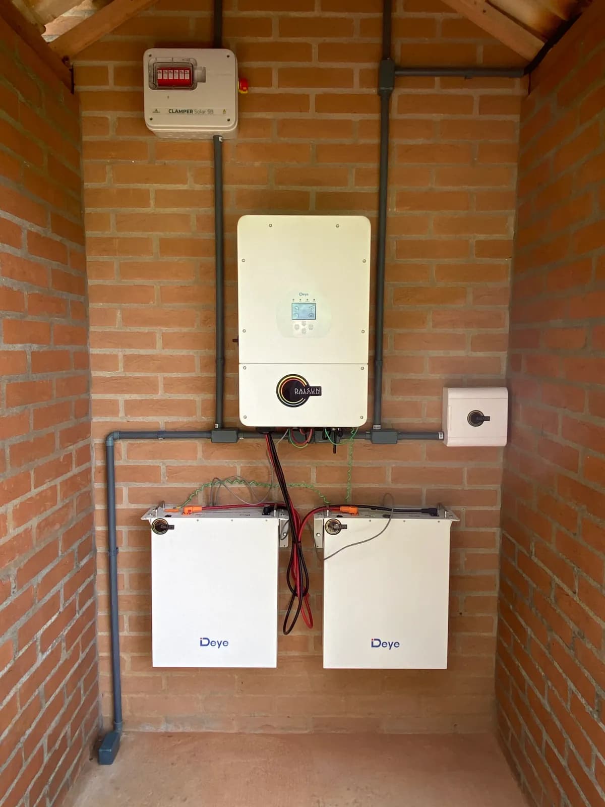 Baterias do sistema híbrido instaladas na propriedade rural