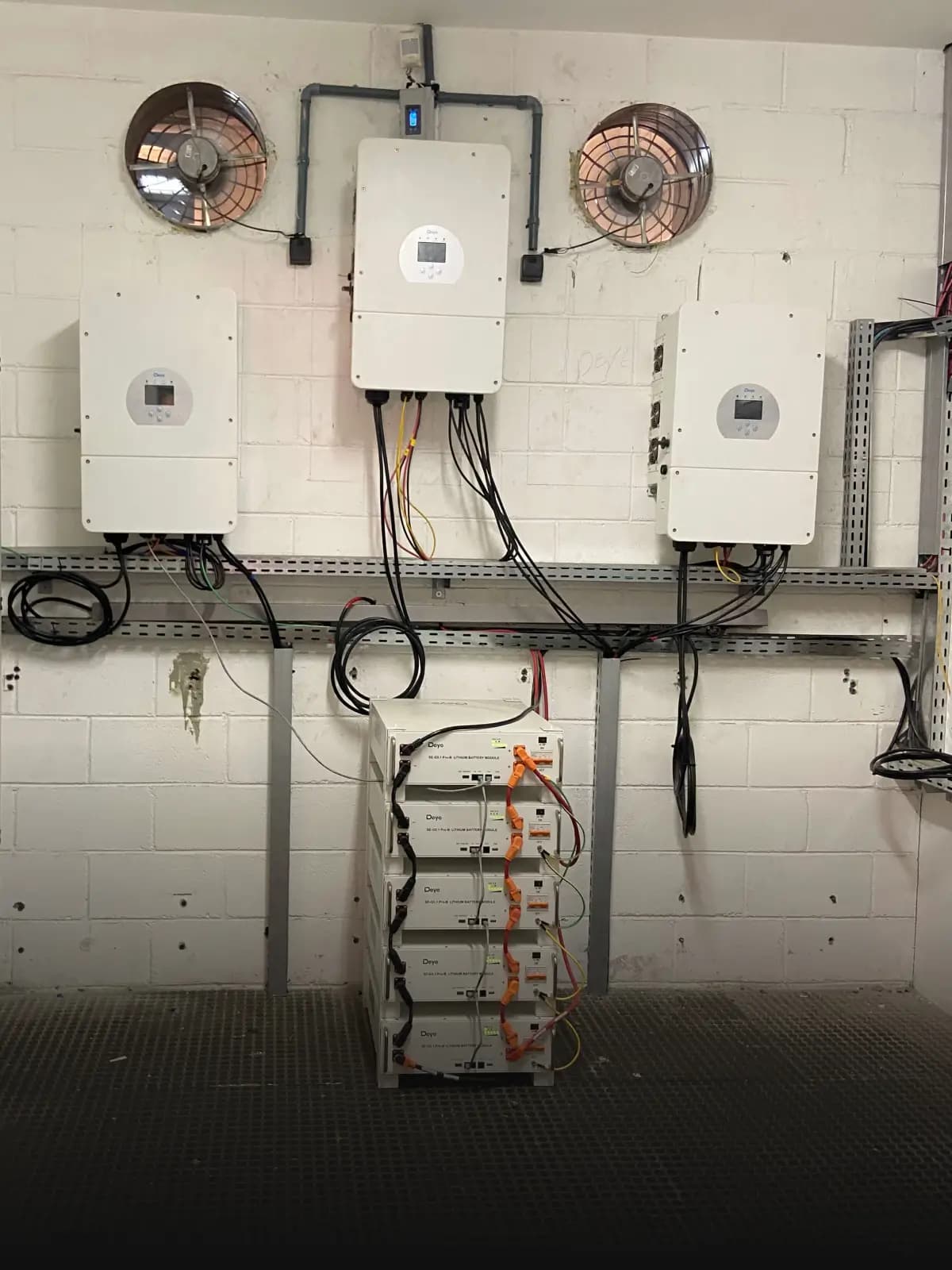 Baterias do sistema híbrido instaladas no galpão industrial
