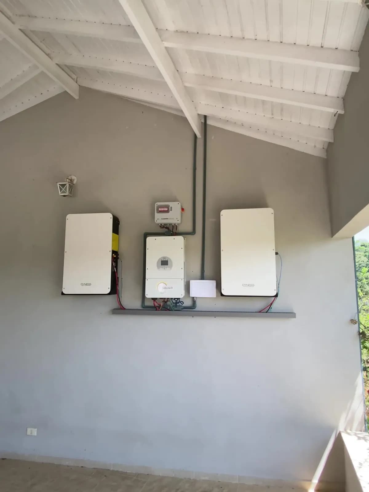 Baterias do sistema híbrido instaladas na residência