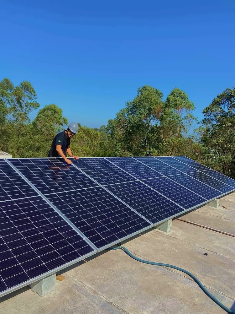 Técnico da Dalsun instalando painéis solares