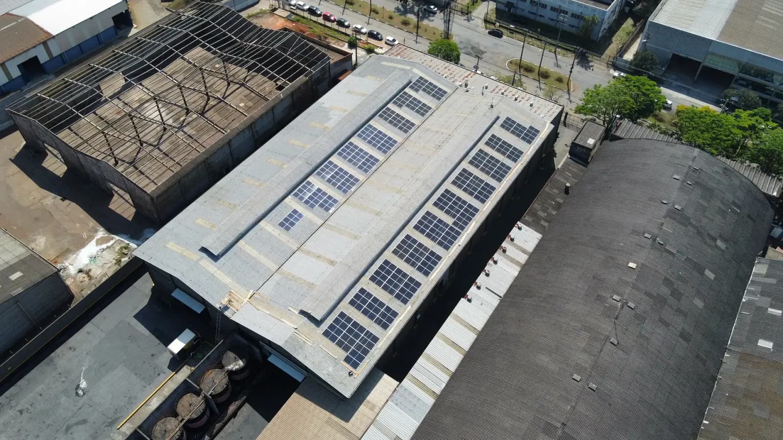 Sistema híbrido instalado em galpão industrial