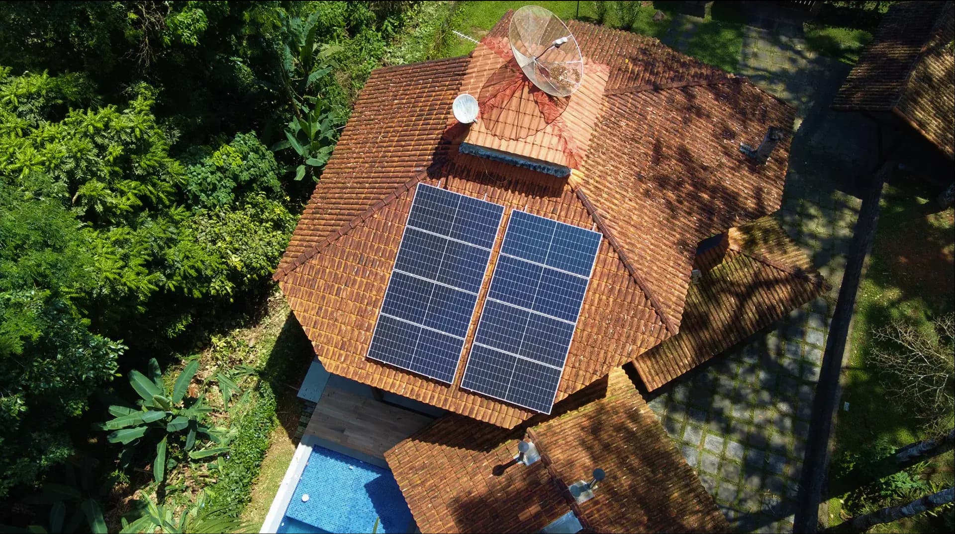 Painéis solares instalados em telhado residencial