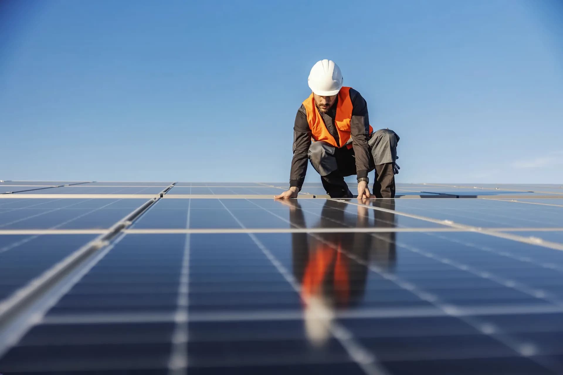 Instalação de novos módulos solares por equipe técnica