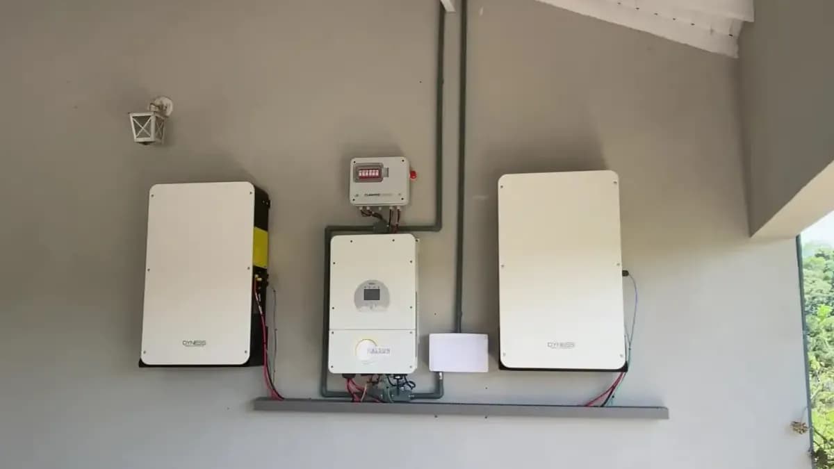 Inversor híbrido e baterias instalados em Arujá, SP