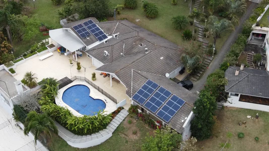Sistema de energia solar sistema híbrido em Arujá, SP