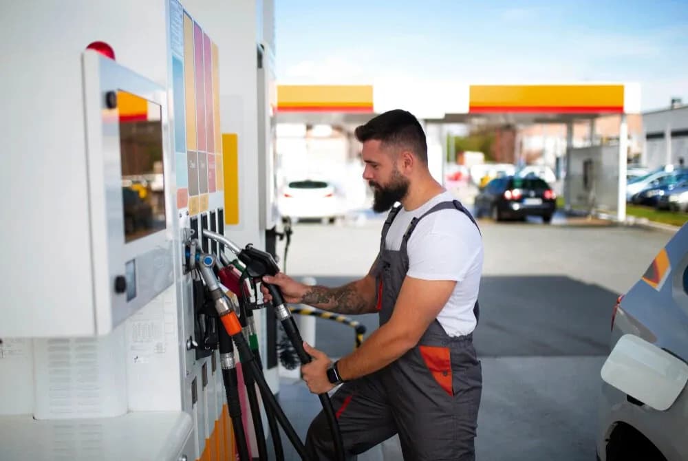 Saiba tudo sobre energia solar em postos de gasolina