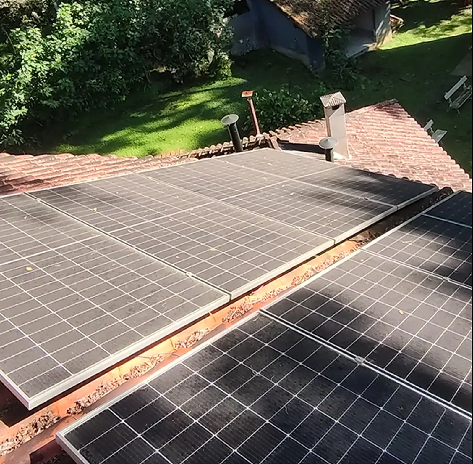 Painel solar sujo, com acúmulo de folhas e resíduos