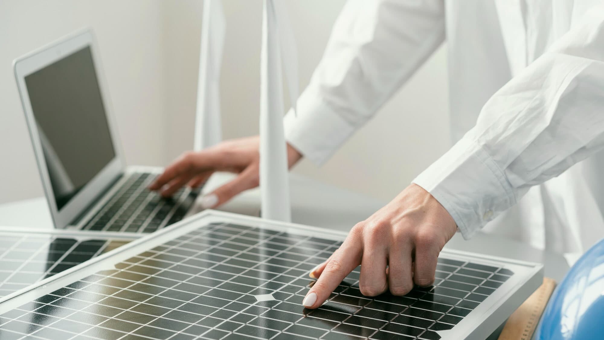Descubra as vantagens de um sistema híbrido de energia solar