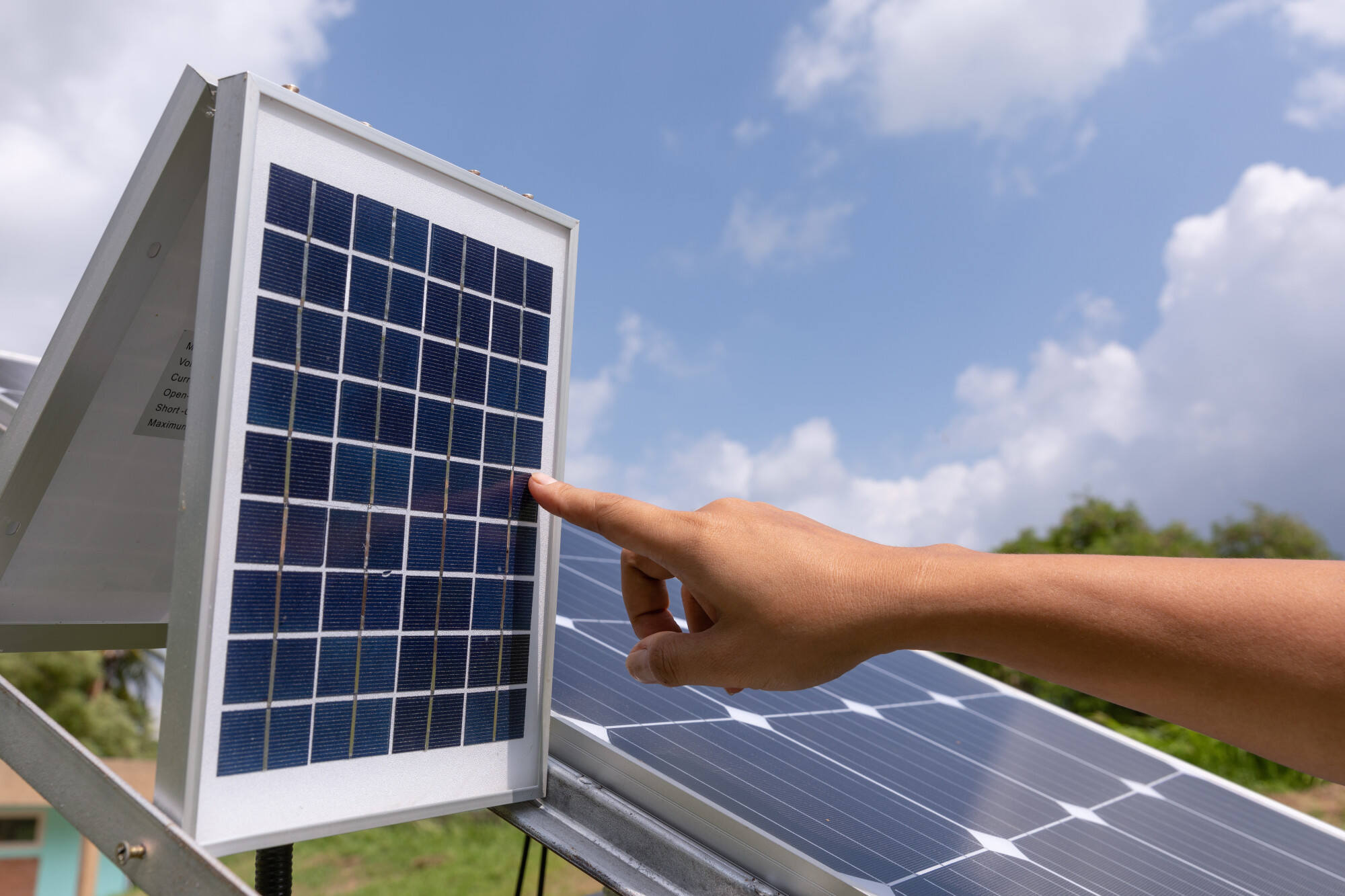 Descubra como funciona um sistema híbrido de energia solar