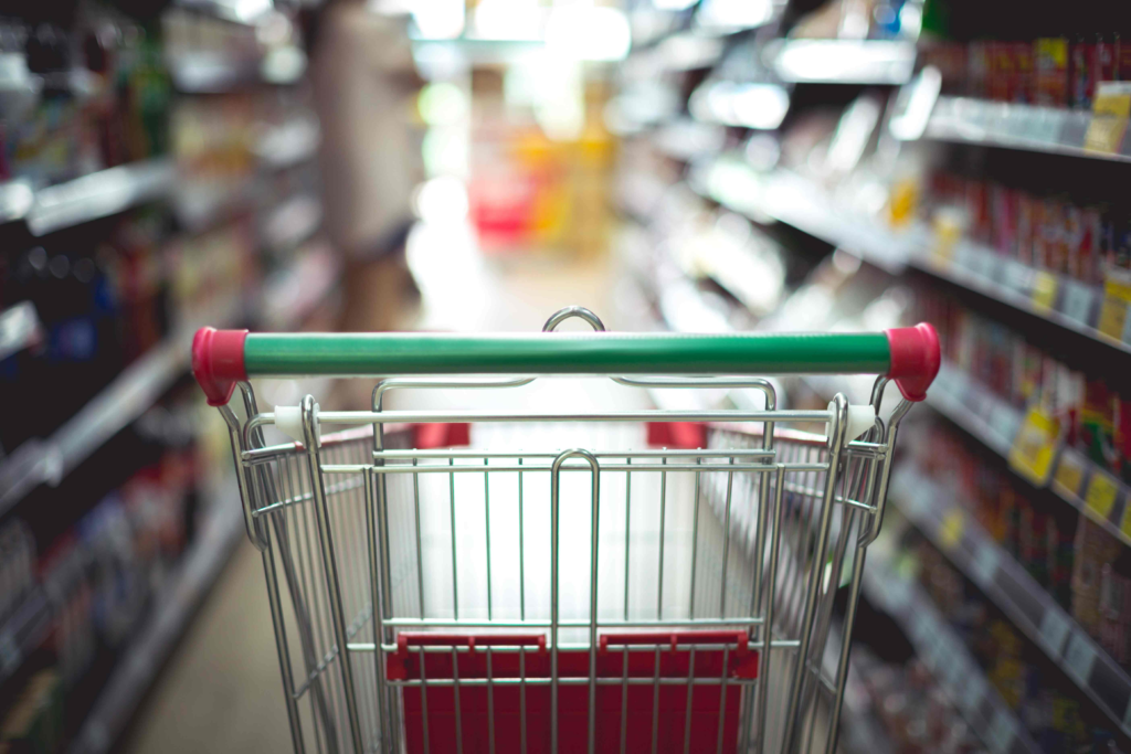 Descubra como os benefícios da energia solar em supermercados