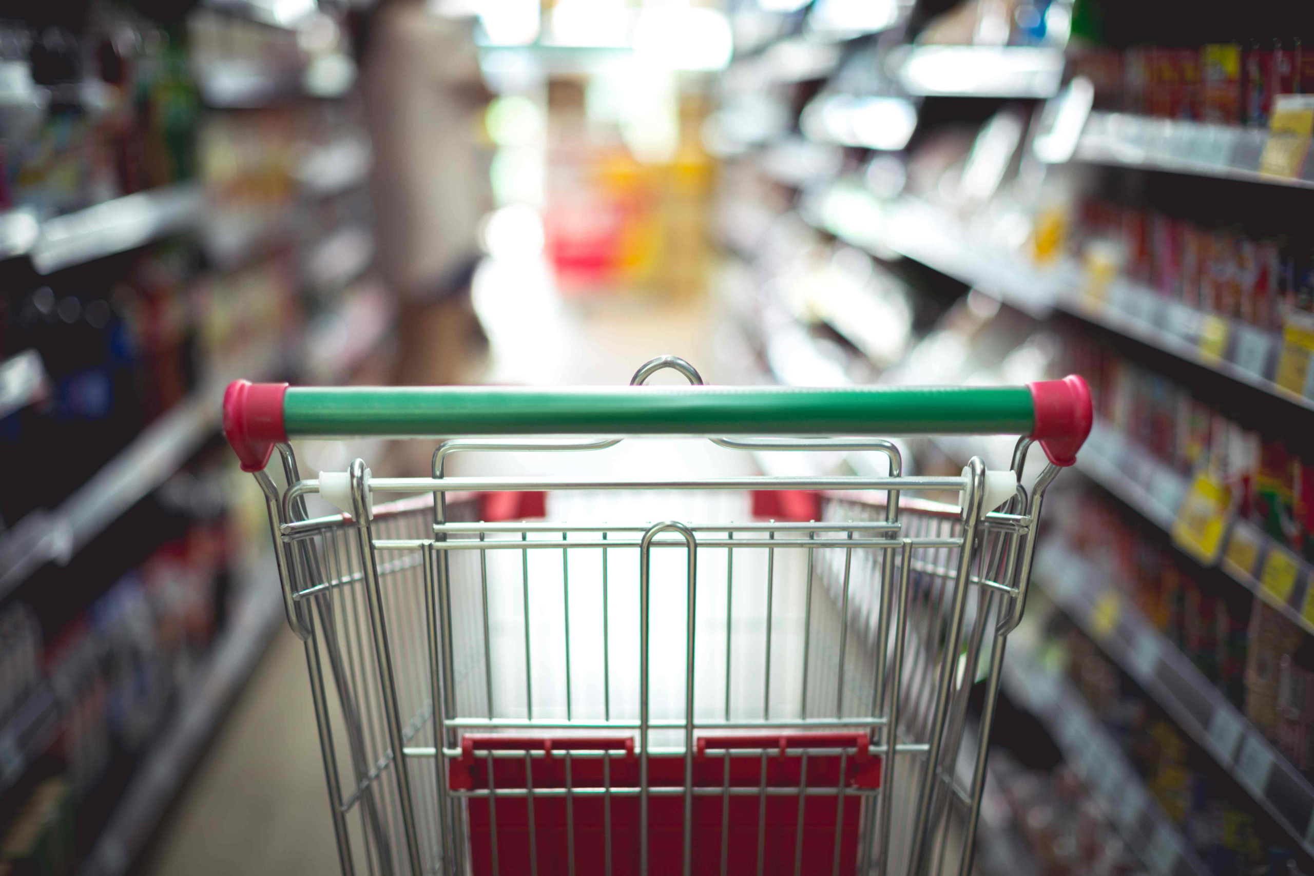 Descubra como os benefícios da energia solar em supermercados